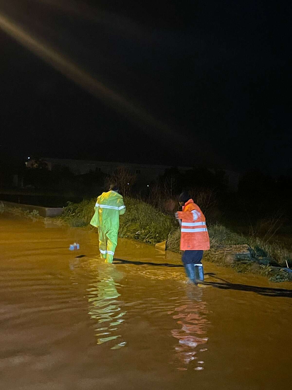 Milas’ta Fırtına Alarmı: Belediye Ekipleri Gece Gündüz Görev Yaptı 2